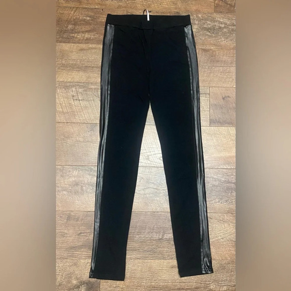 💕2 For $10 NWT POOF Leggings W/ Faux Leather Sides Trim Size Medium - Picture 1 of 4